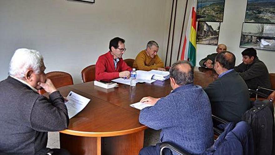 Pleno municipal en el Ayuntamiento de Manzanal de Arriba.