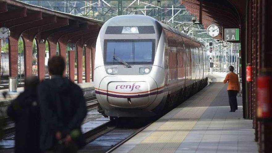 Llegada de un tren del Eje Atlántico a la estación de A Coruña.