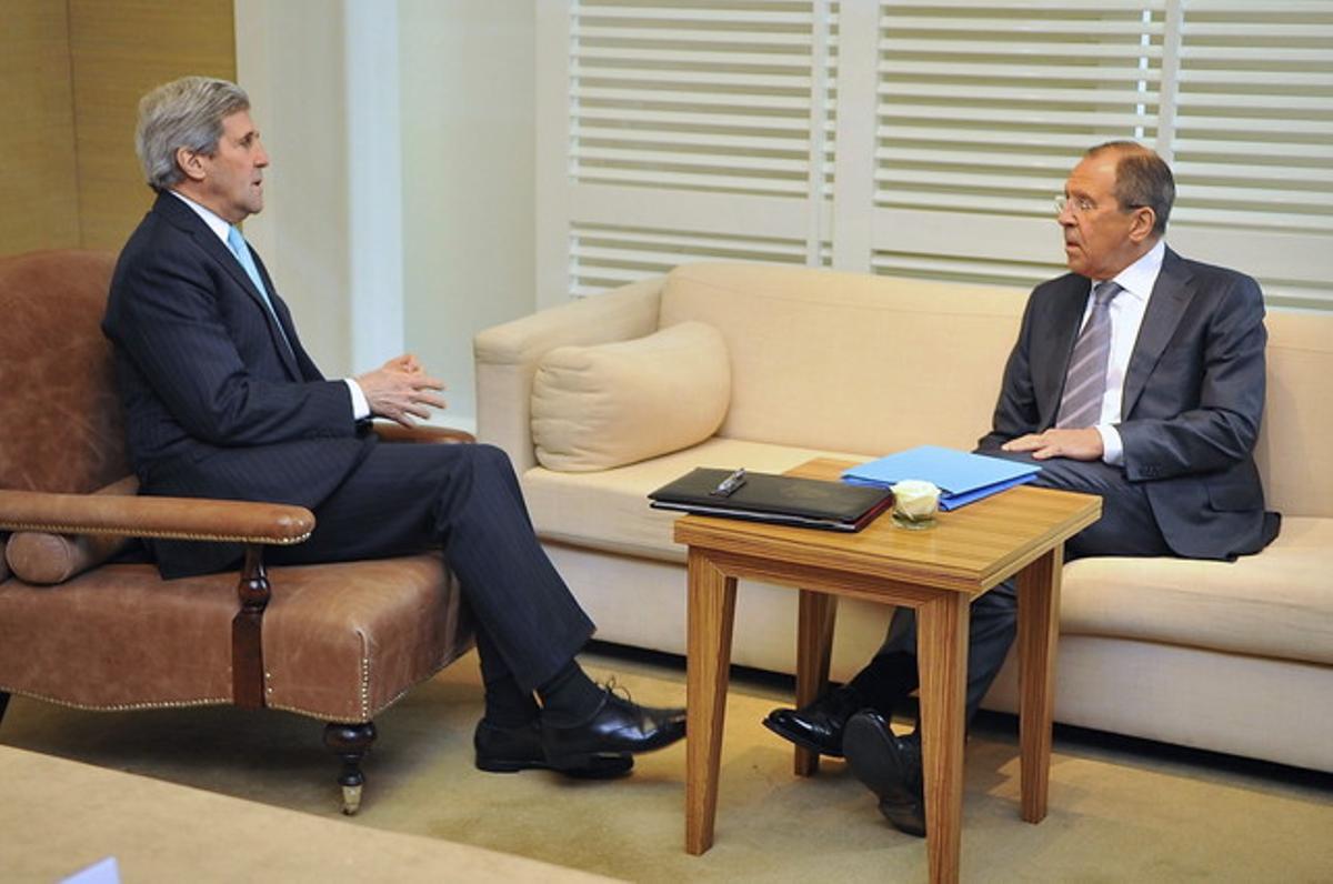El secretari d’Estat dels EUA, John Kerry (esquerra), conversa amb el ministre d’Afers Estrangers rus, Serguei Lavrov, aquest dijous a Ginebra.