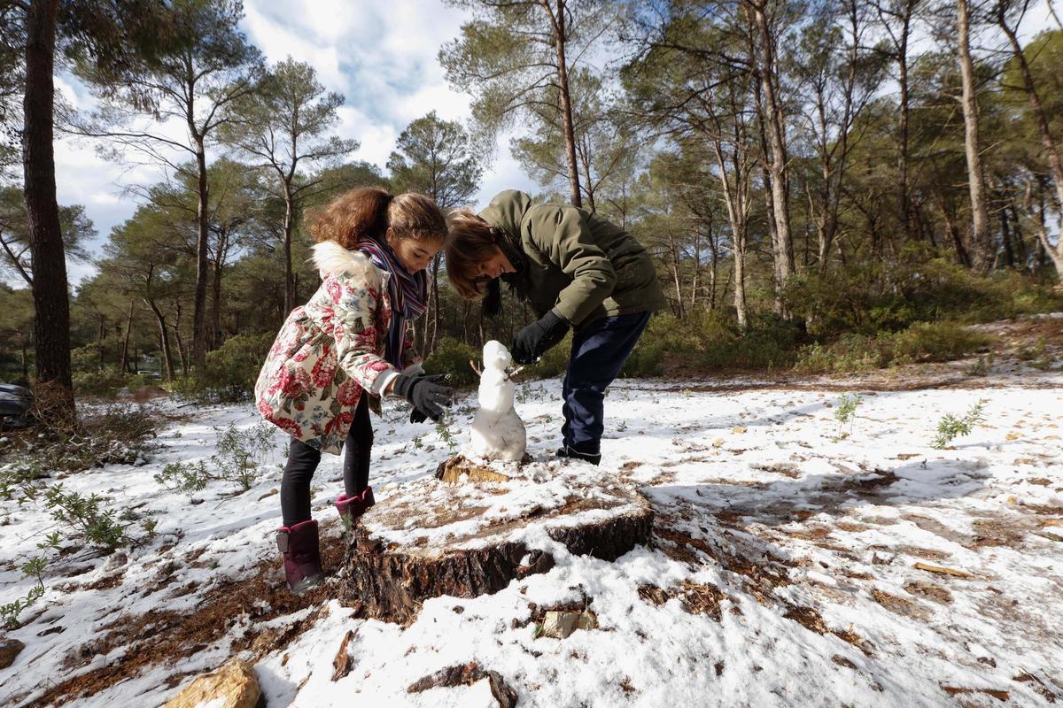 Pablo y Celeste jugando con el granizo en la Talaia