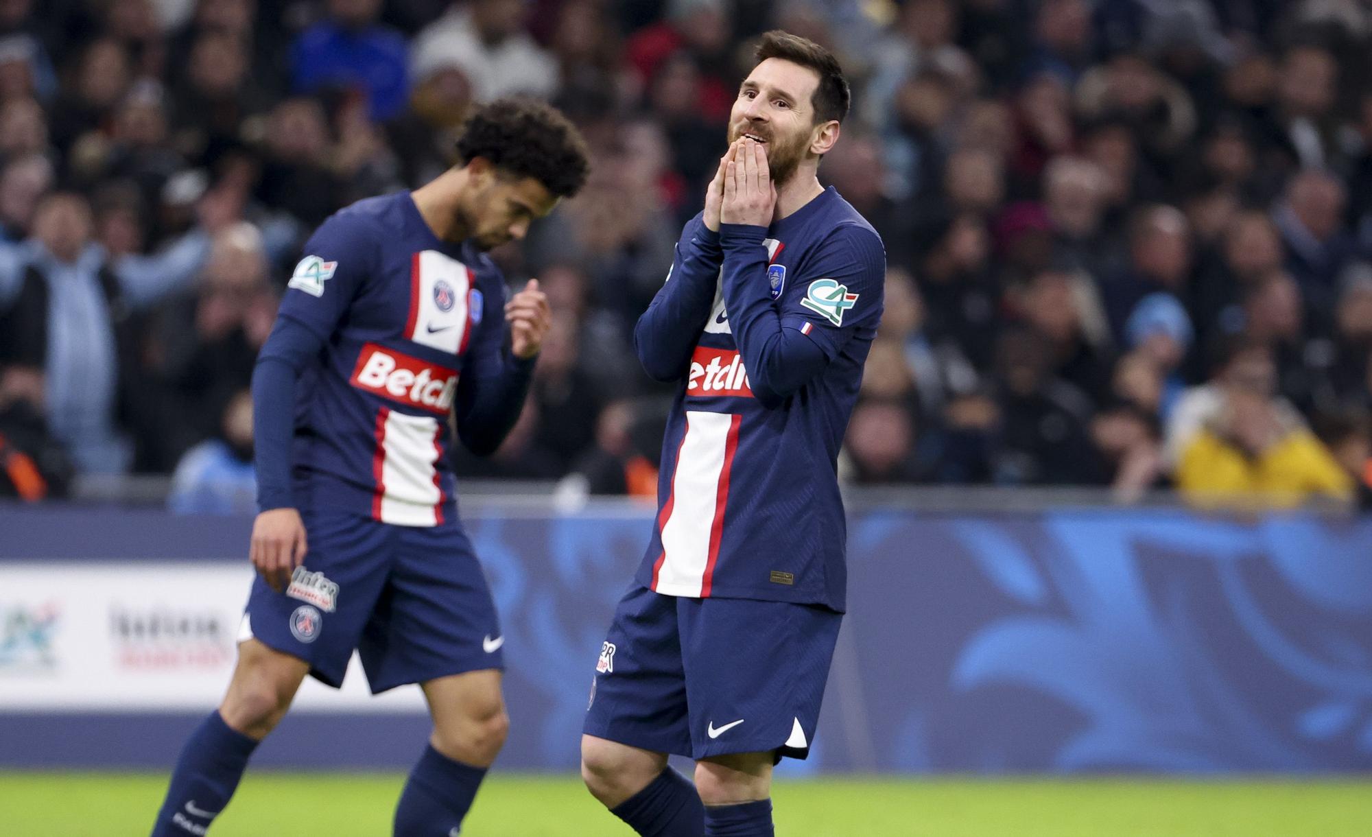 Lionel Messi se lamenta durante un partido del París Saint-Germain.