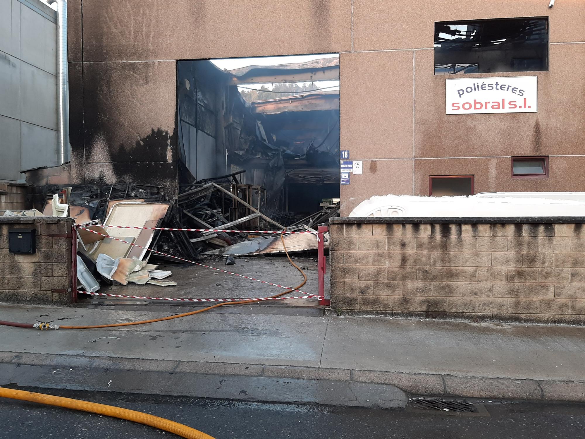 El incendio en una fábrica del polígono de Castiñeiras, en Bueu (II)