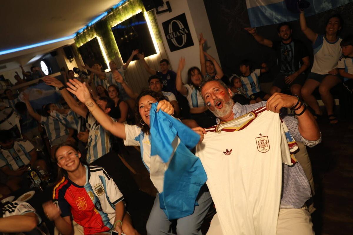 Los aficionados argentinos en Córdoba vibran con su equipo en la final del Mundial 2026