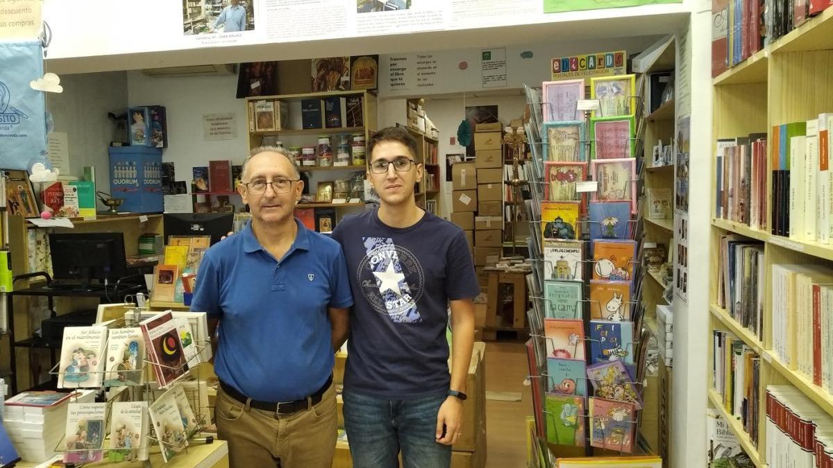 Enrique Ortigosa con su hijo Elías, en la Librería Renacer ayer lunes.