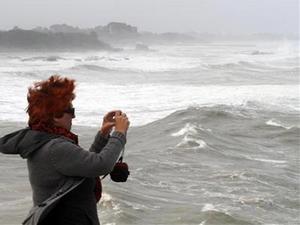 Ràfegues de vent i un potent onatge amenitzaven la vista dels que passejaven per la capital.