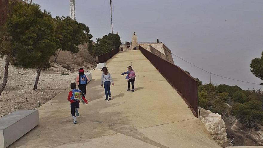 Cuatro niños realizan el ascenso hacia la puerta de los leones. | L.G.L.