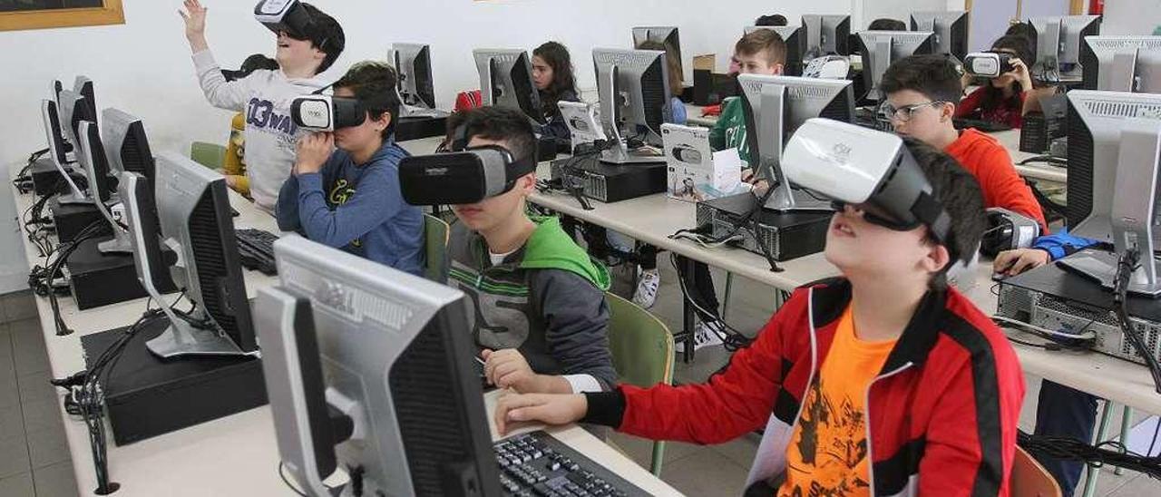 Alumnos del CEIP Luis Vives experimentaron ayer con las gafas de realidad virtual. // Iñaki Osorio