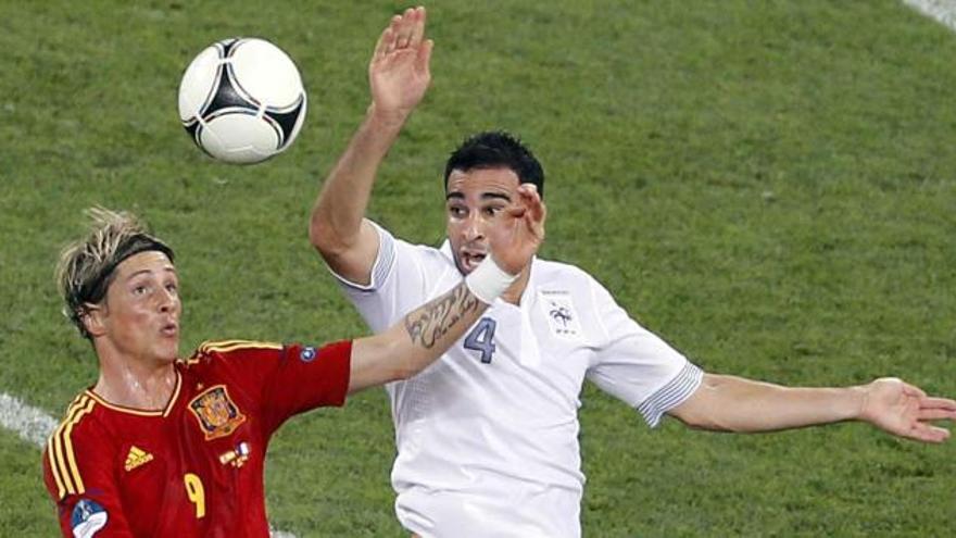 El asturiano Santi Cazorla felicita a Xabi Alonso tras marcar éste el segundo gol de España. | reuters
