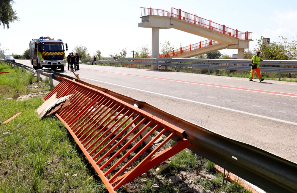 Un camión derriba la pasarela peatonal del Saler