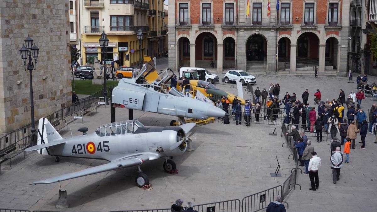 Los zamoranos se acercan a ver la exposición sobre aviones en la Plaza Mayor.