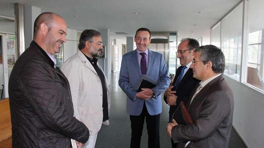 Una reunión de los tres alcaldes de O Morrazo con el presidente de Sogama, Luis lamas, al fondo. // G.N.
