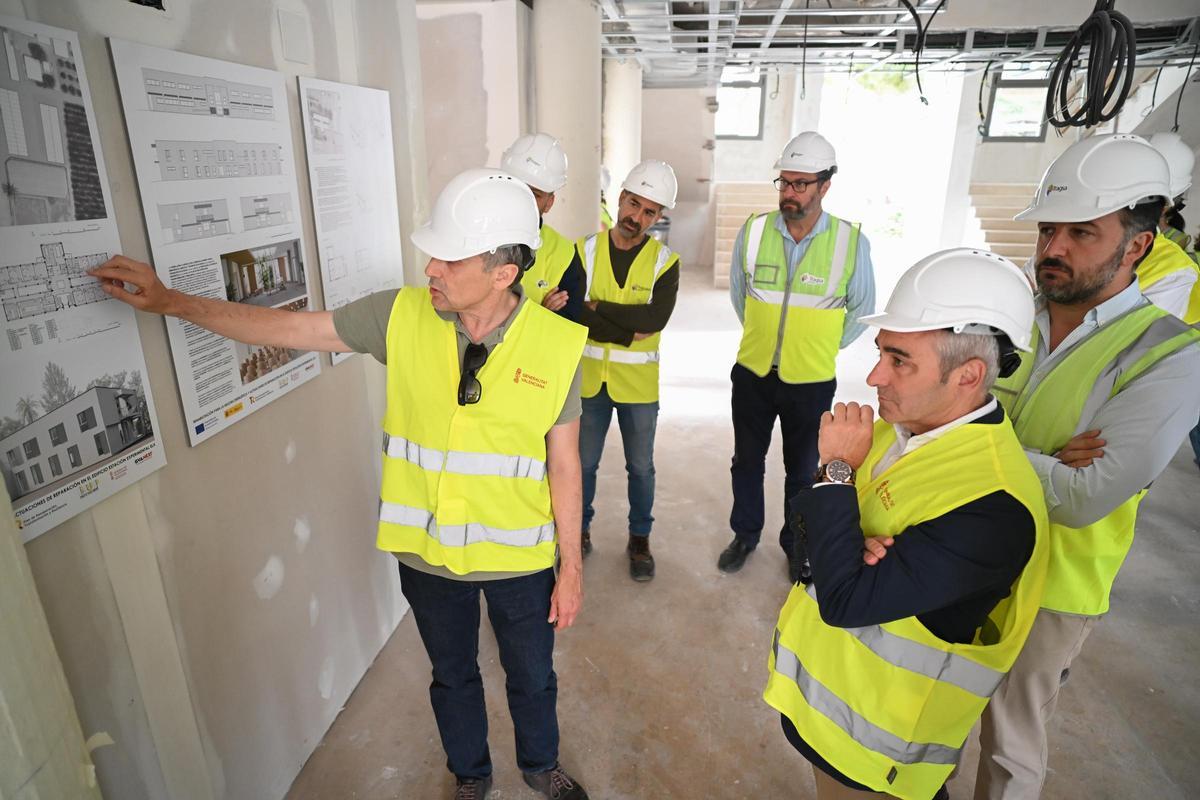 El jefe de la obra explica al conseller y al alcalde de Elche las dotaciones con las que contará el nuevo edificio