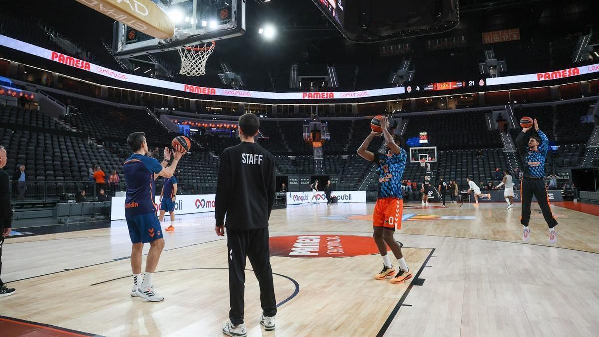 Los jugadores del Valencia Basket, durante el calentamiento.