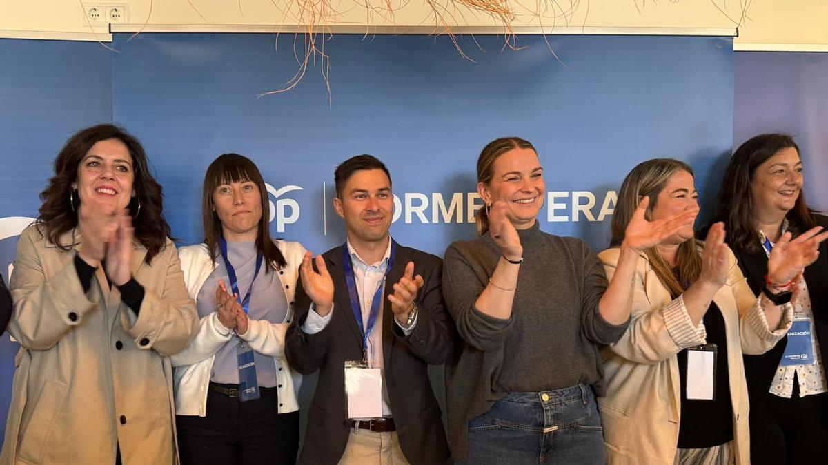 Hugo Martínez junto a Marga Prohens y otros representantes del PP Balear