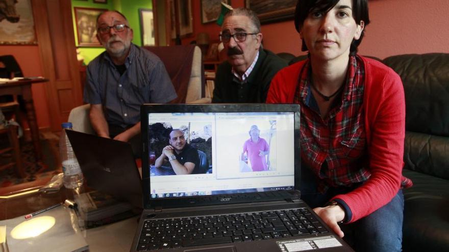 Cristina López muestra en la pantalla sendos retratos de su hermano Alejandro (a la izquierda) y su tío Emilio López. Al fondo, su padre, Julio López, y detrás de ella Manuel López, ambos hermanos de Emilio.