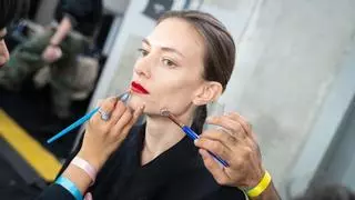 Cuatro errores de maquillaje que suman años, según una experta, y cómo solucionarlos
