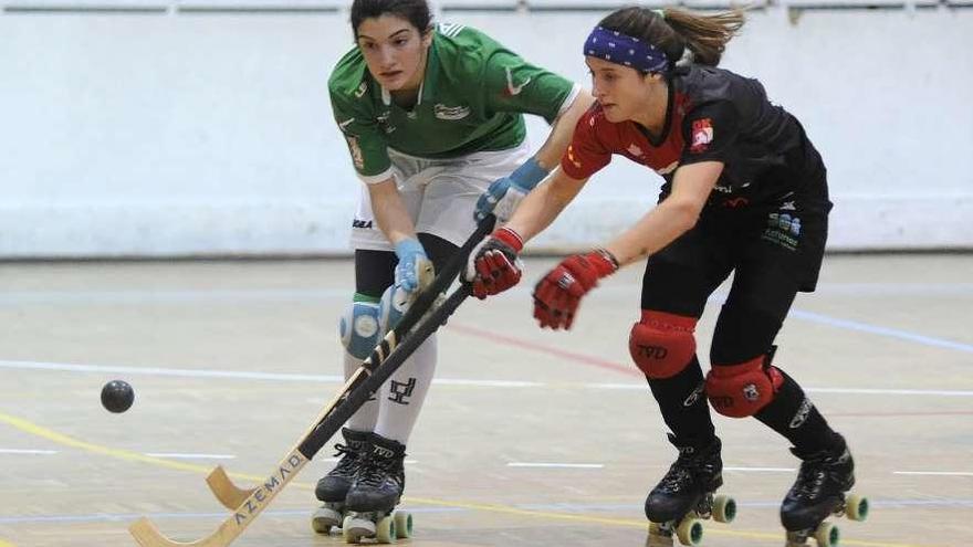 María Sanjurjo (izquierda) lucha con Alejandra Martín por la bola en el Liceo-Gijón del sábado.