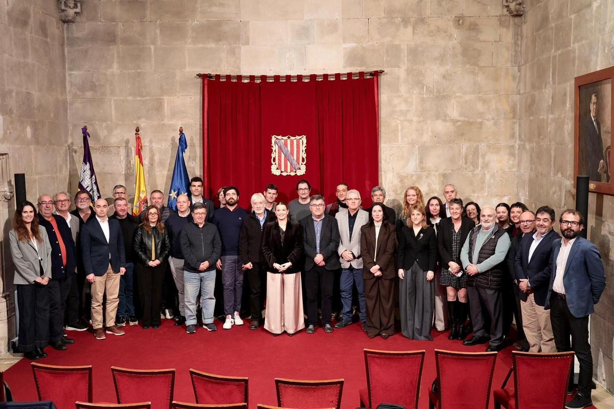 La presidenta del Govern, Marga Prohens, junto al resto de representantes políticos y entidades durante la presentación del Plan de Conservación Marina esta mañana en el Consolat de Mar