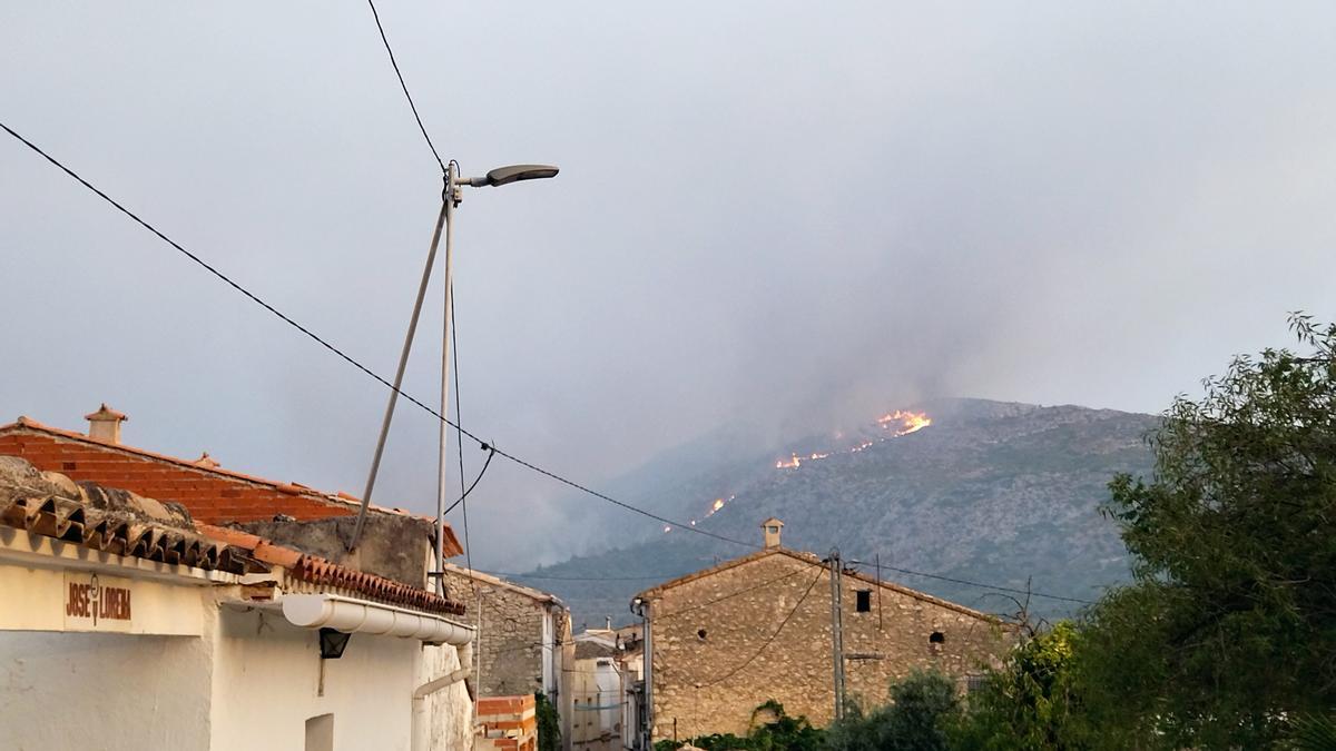 Un frente de llamas observado desde el pueblo