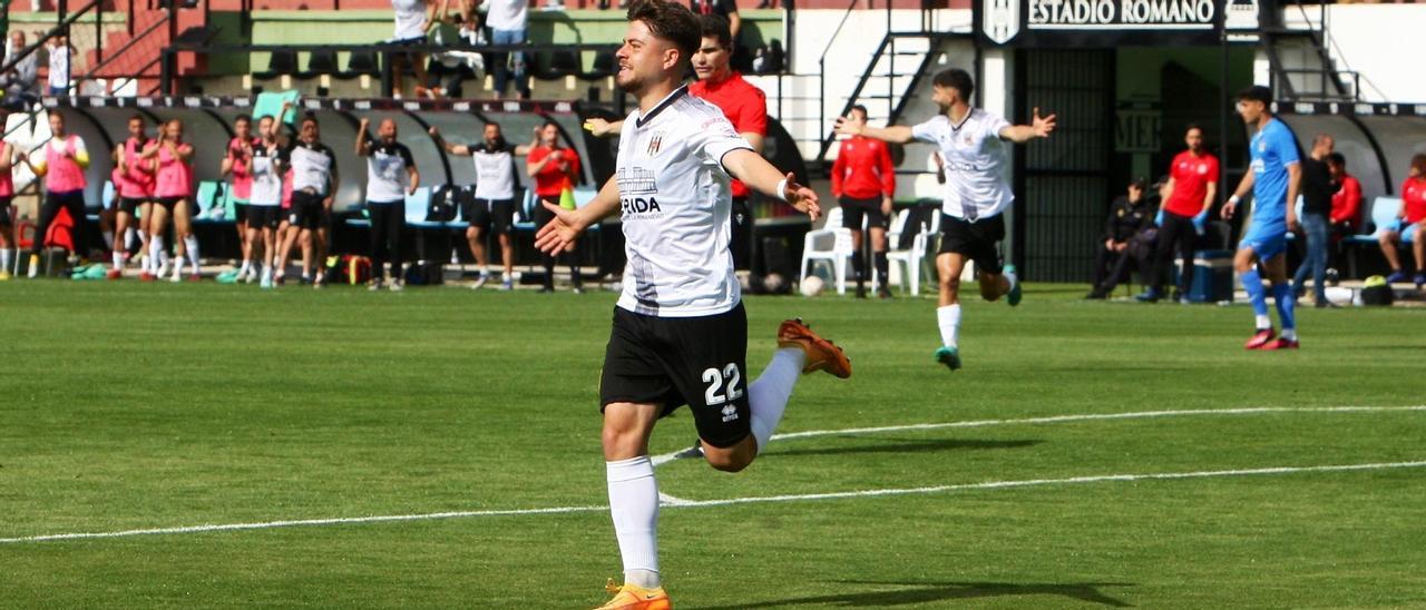 Dani Lorenzo corre celebrando uno de los goles que el domingo le hizo al Fuenlabrada.