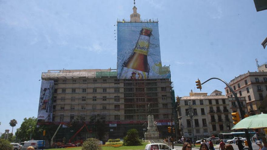 Imagen del edificio de La Equitativa con los andamios y uno de los anuncios que ha lucido.