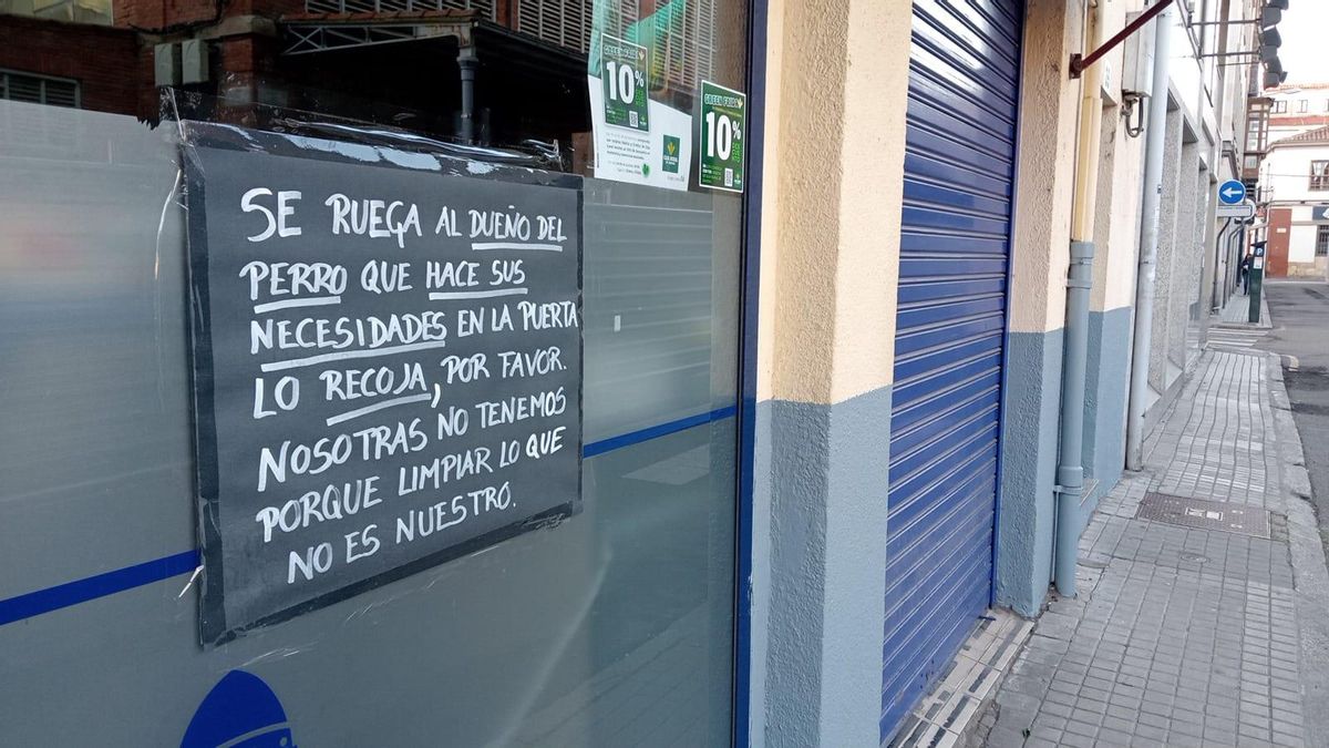 Mensaje en un establecimiento de la plaza del Mercado de Zamora.