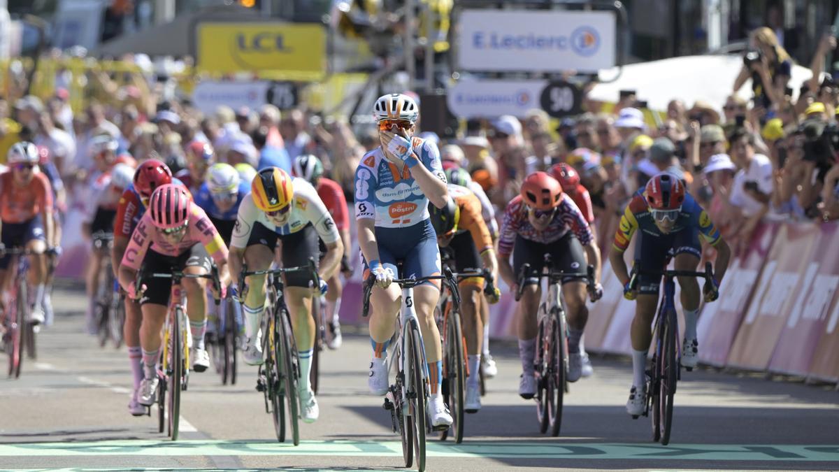 Charlotte Kool celebra la victoria en la primera etapa del Tour de Francia Femmes 2024