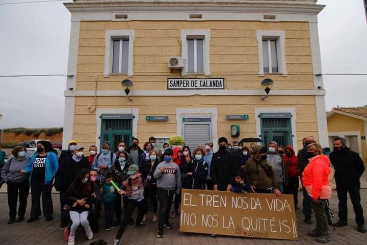 Cientos de personas claman por el futuro del tren en Aragón