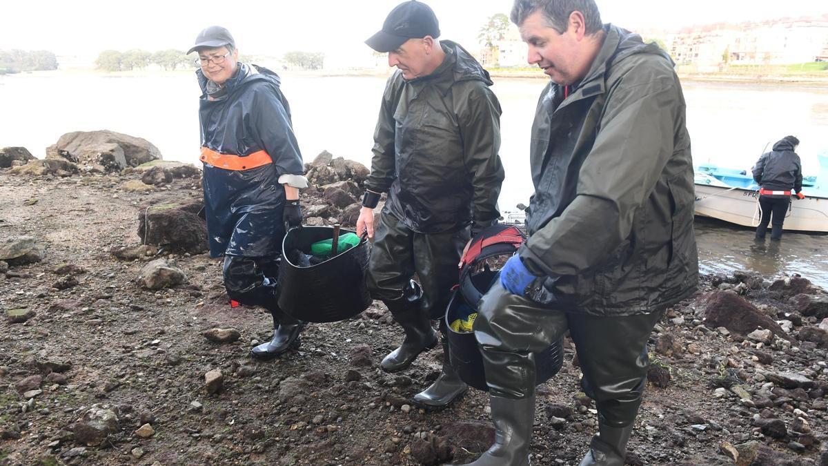 Último día de marisqueo del año en la ría de A Coruña