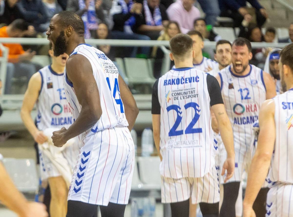 Los jugadores celebran la victoria