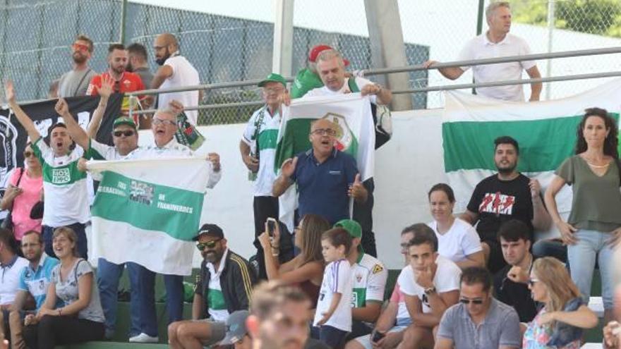 Aficionados del Elche, ayer en Ibiza animando a su equipo.