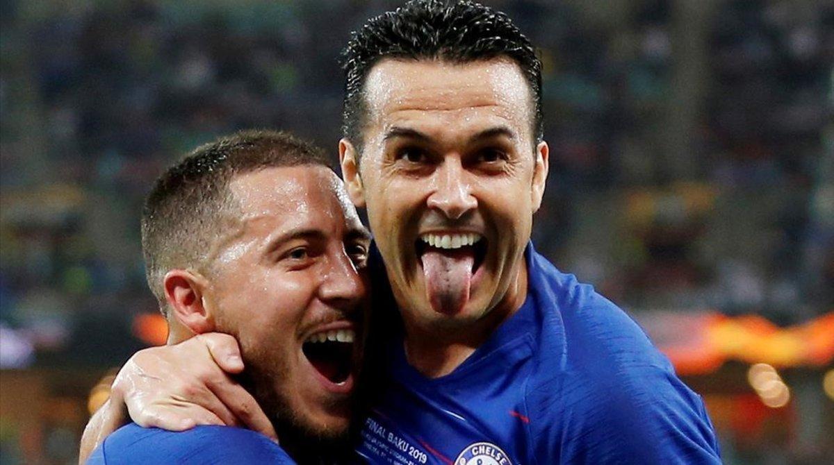 Pedro celebra el 2-0 con Hazarrd que le dio la asistencia previa.