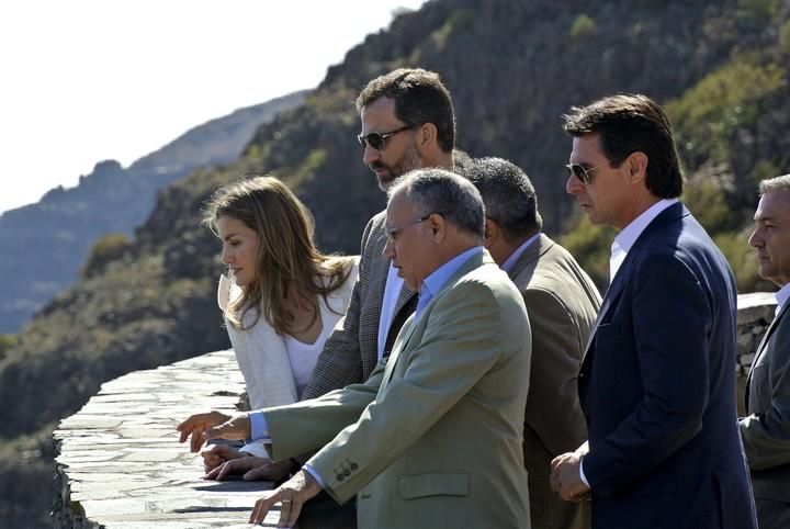 LOS PRÍNCIPES VISITAN LA GOMERA Y DAN SU APOYO ...