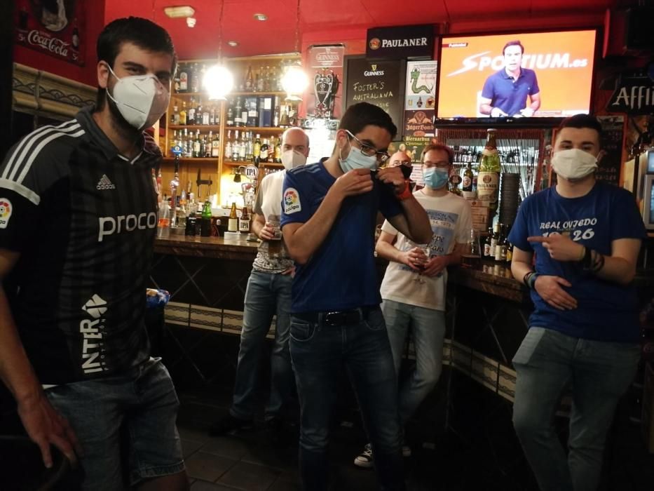 Fútbol: Así vivió la afición del Real Oviedo el derbi de las mascarillas