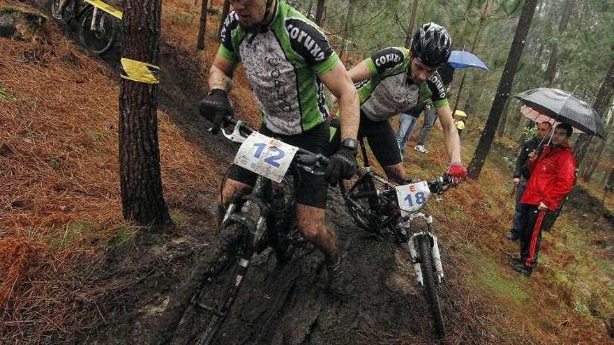 Participantes en una prueba de bicicleta de montaña. // Jorge Santomé