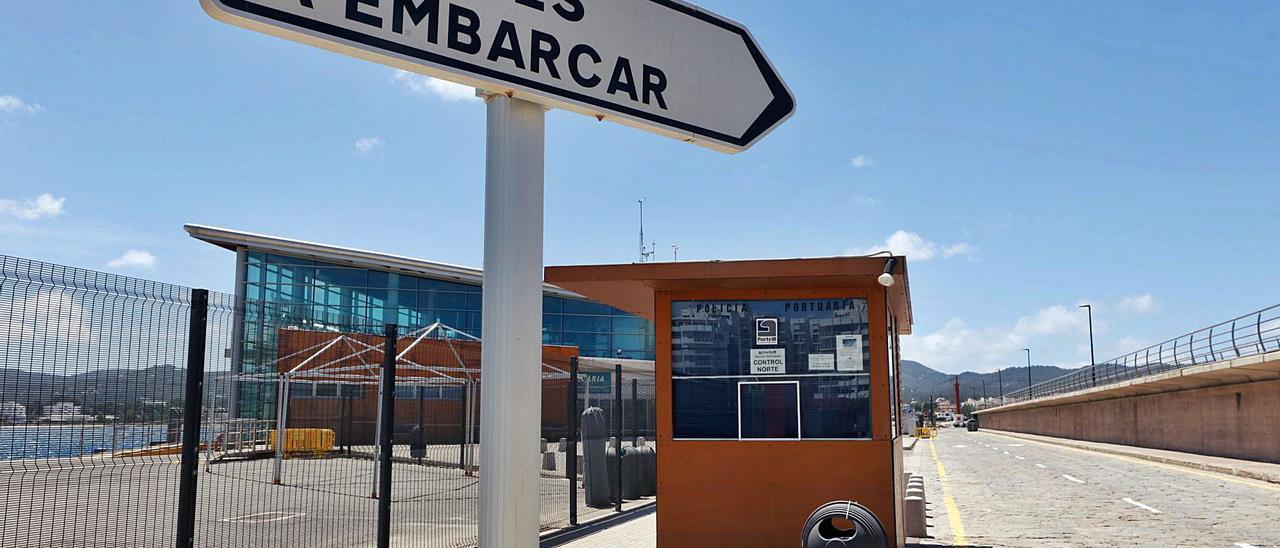 Señal que informa del camino que han de seguir los vehículos para embarcar y, al fondo, la estación marítima de Sant Antoni