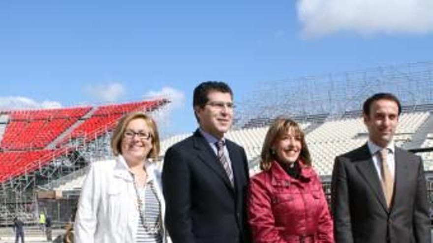 Febrero 2009. La consellera Trinidad Miró vista las obras del estadio levantado junto a Terra Mítica.