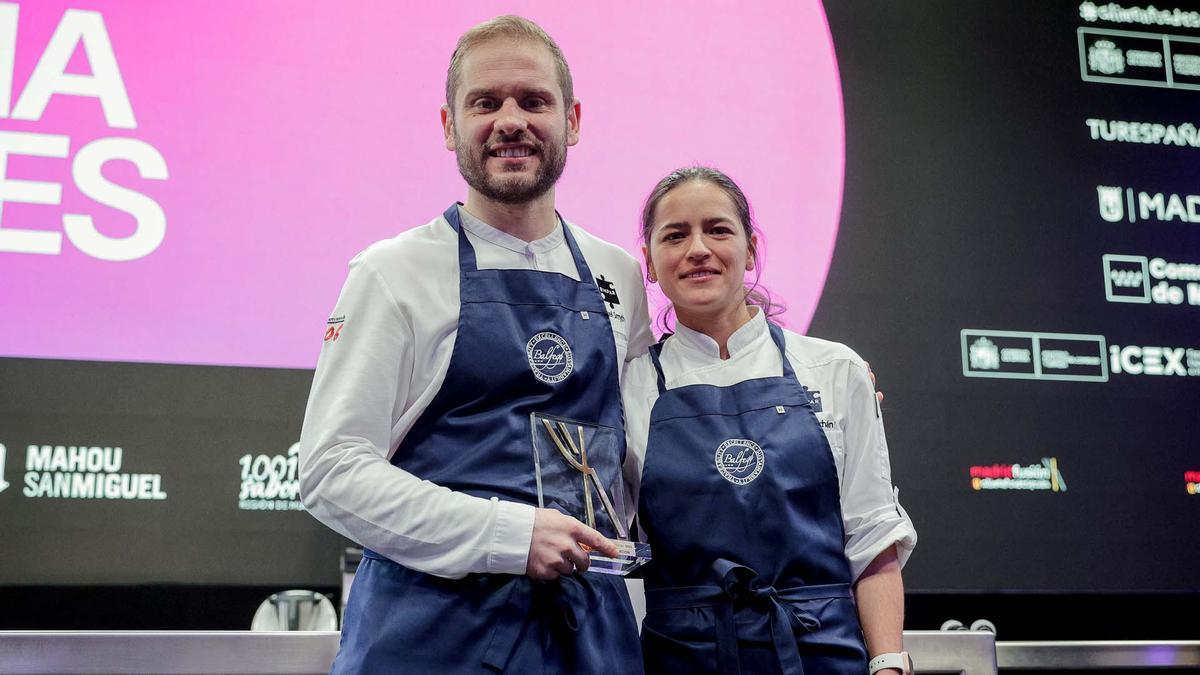 Claudia Merchán y Axel Smyth, del restaurante Simpar, tras ganar el premio Cocinero Revelación de Madrid Fusión 2025.