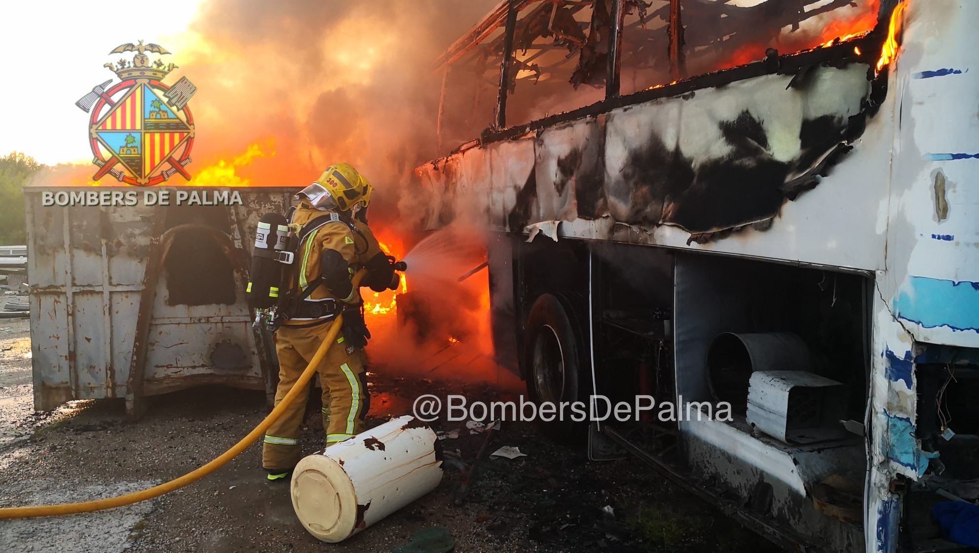 Los Bomberos de Palma extingue el incendio de un autocar abandonado en Camí de Son Palou