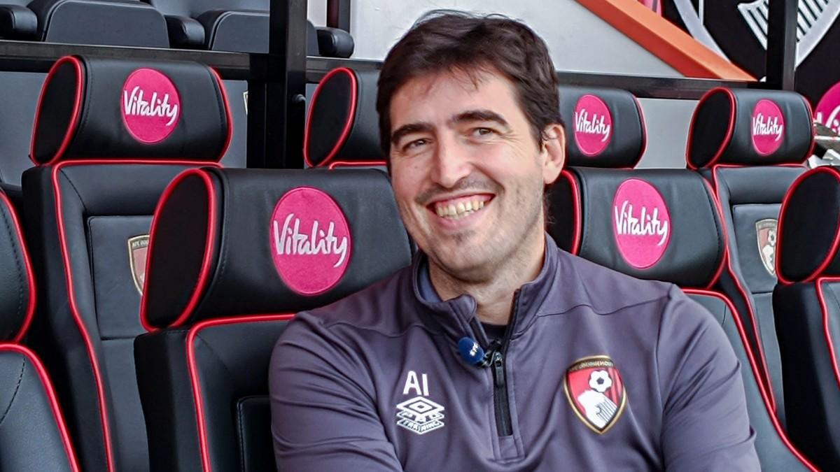 Andoni Iraola en el banquillo del Bournemouth