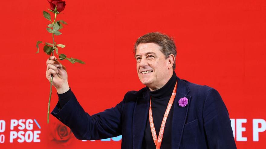 Besteiro sostiene una rosa durante el congreso del PSdeG el pasado mes de marzo. | Xoán Álvarez