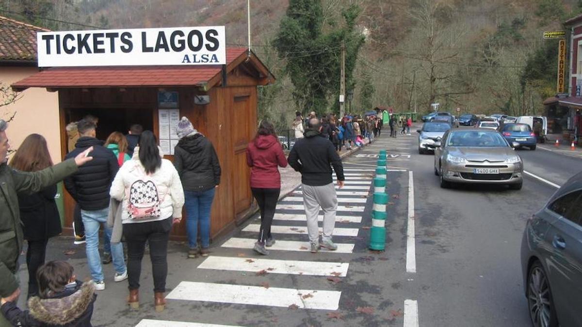 Usuarios del plan de transporte adquieren billetes en Covadonga.