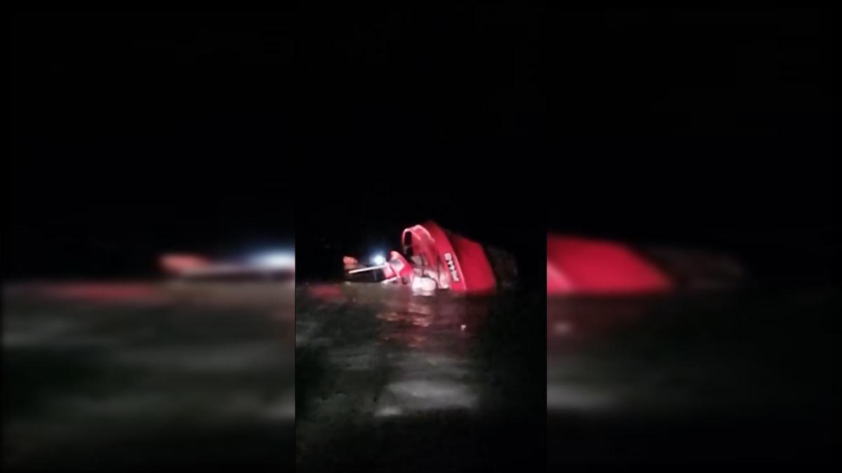 El «Maresco Tres», semihundido tras el rescate de los dos tripulantes