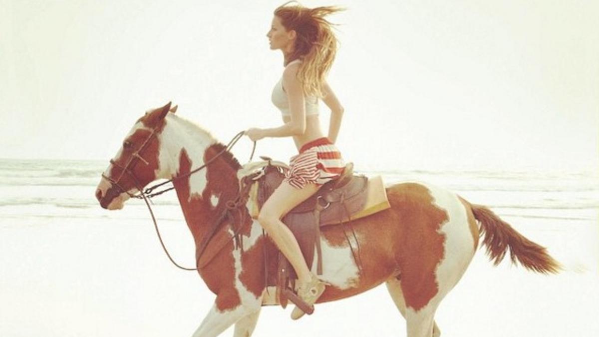 Gisele Bündchen montando a caballo con un peculiar estilismo