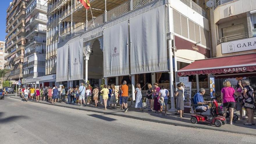 Colas para la cita previa de la venta presencial de bonos de Torrevieja en la campaña veraniega de 2023
