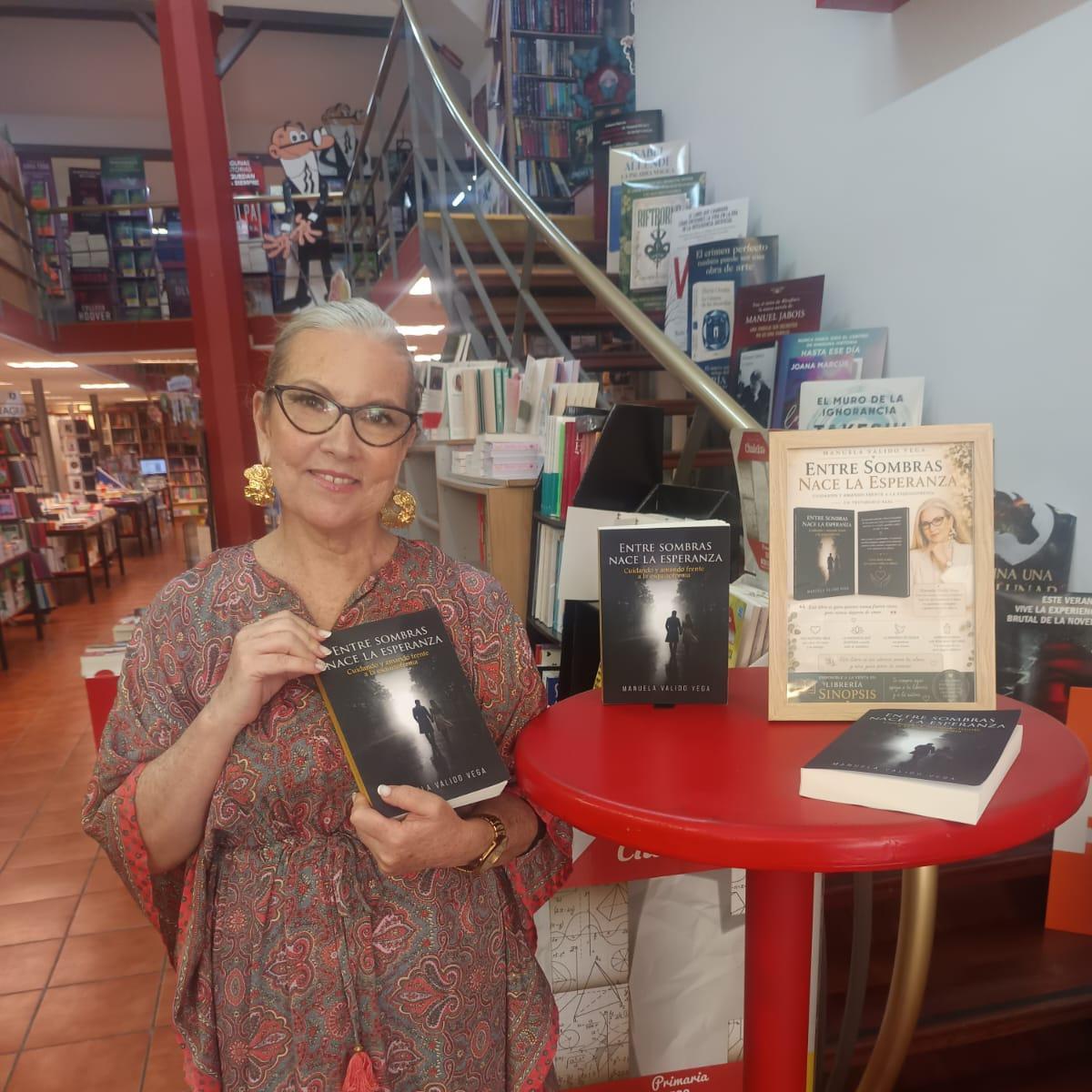Manuela Valido Vega muestra su libro.