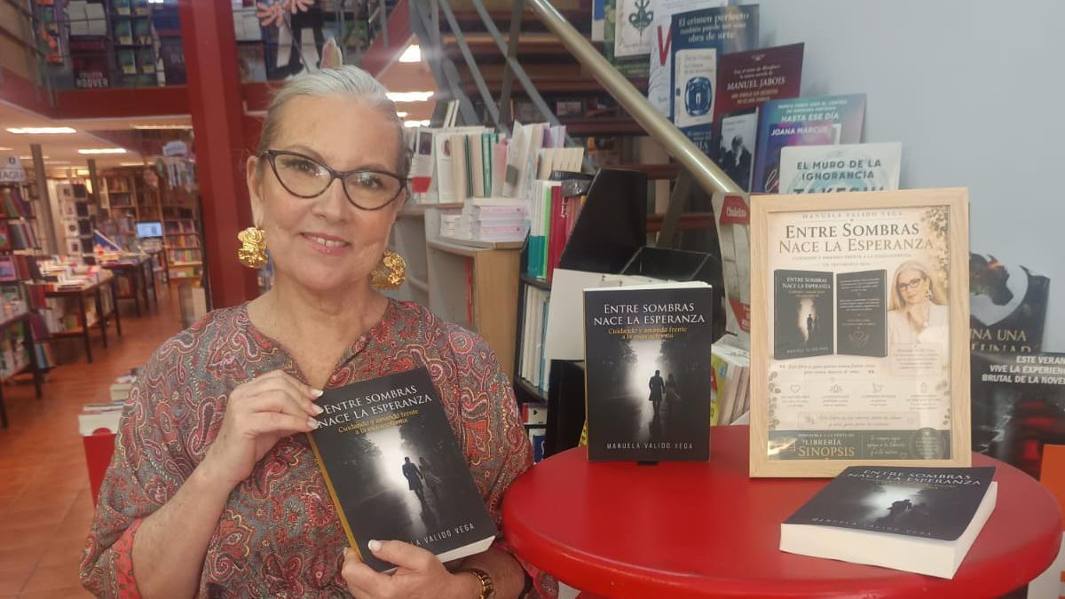 Manuela Valido Vega muestra su libro.