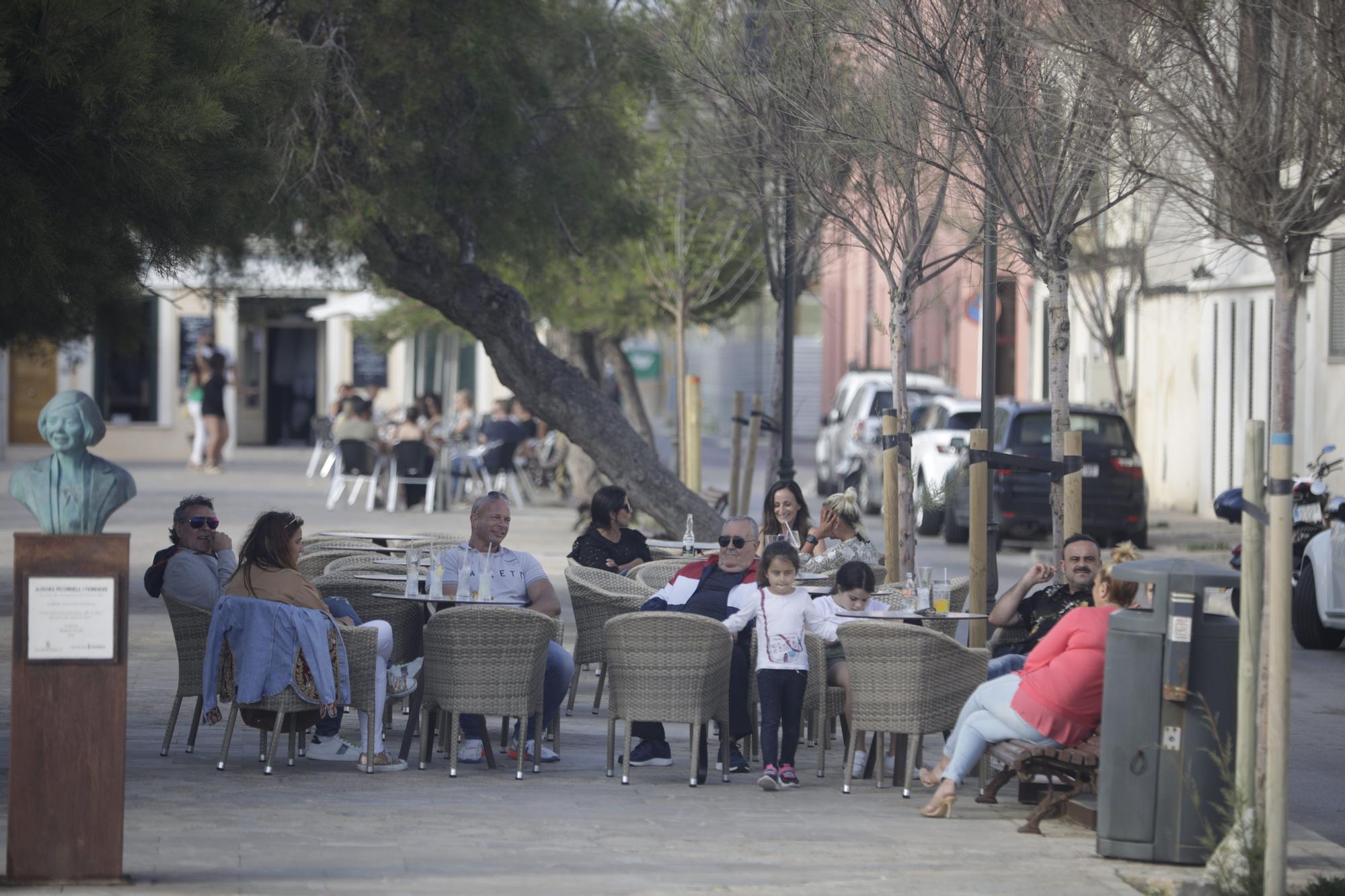 Terrazas repletas en Palma en el primer día  de la apertura ininterrumpida