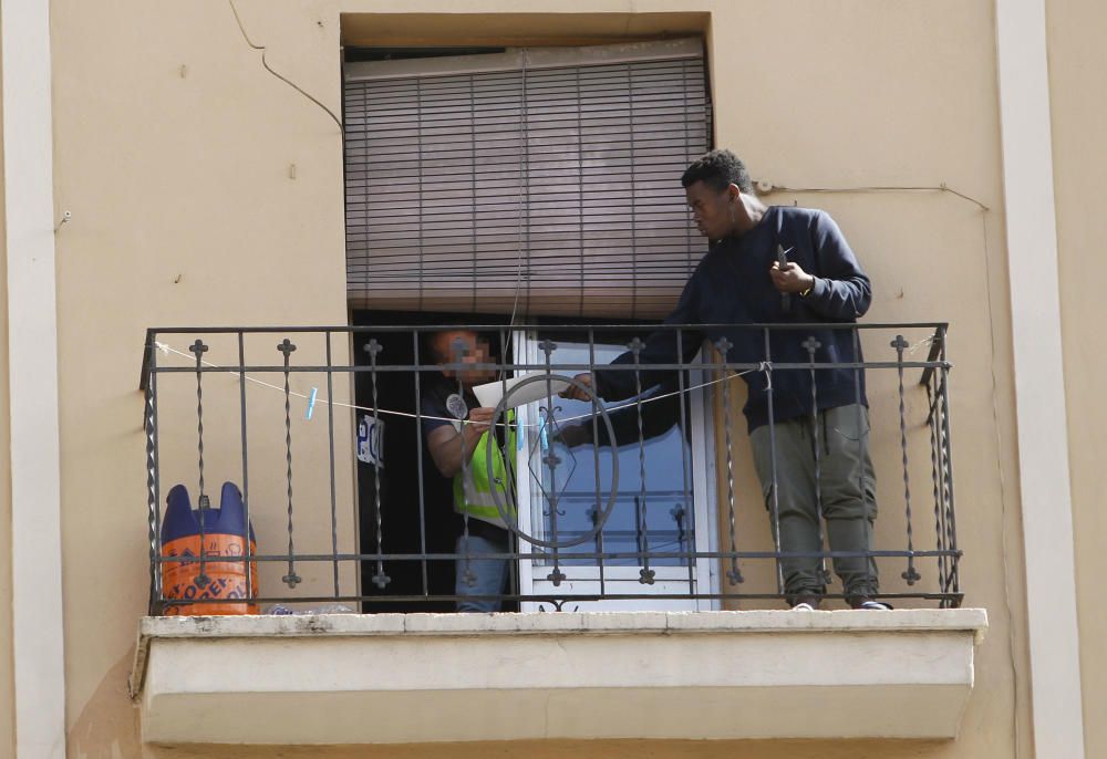 Un hombre se atrinchera armado en València