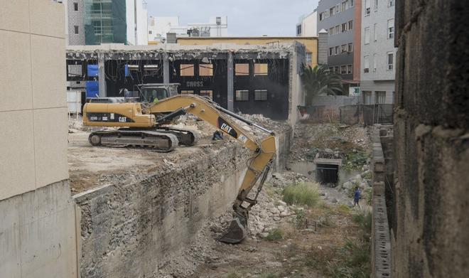 Derribo de un edificio en Guanarteme, en Las Palmas de Gran Canaria